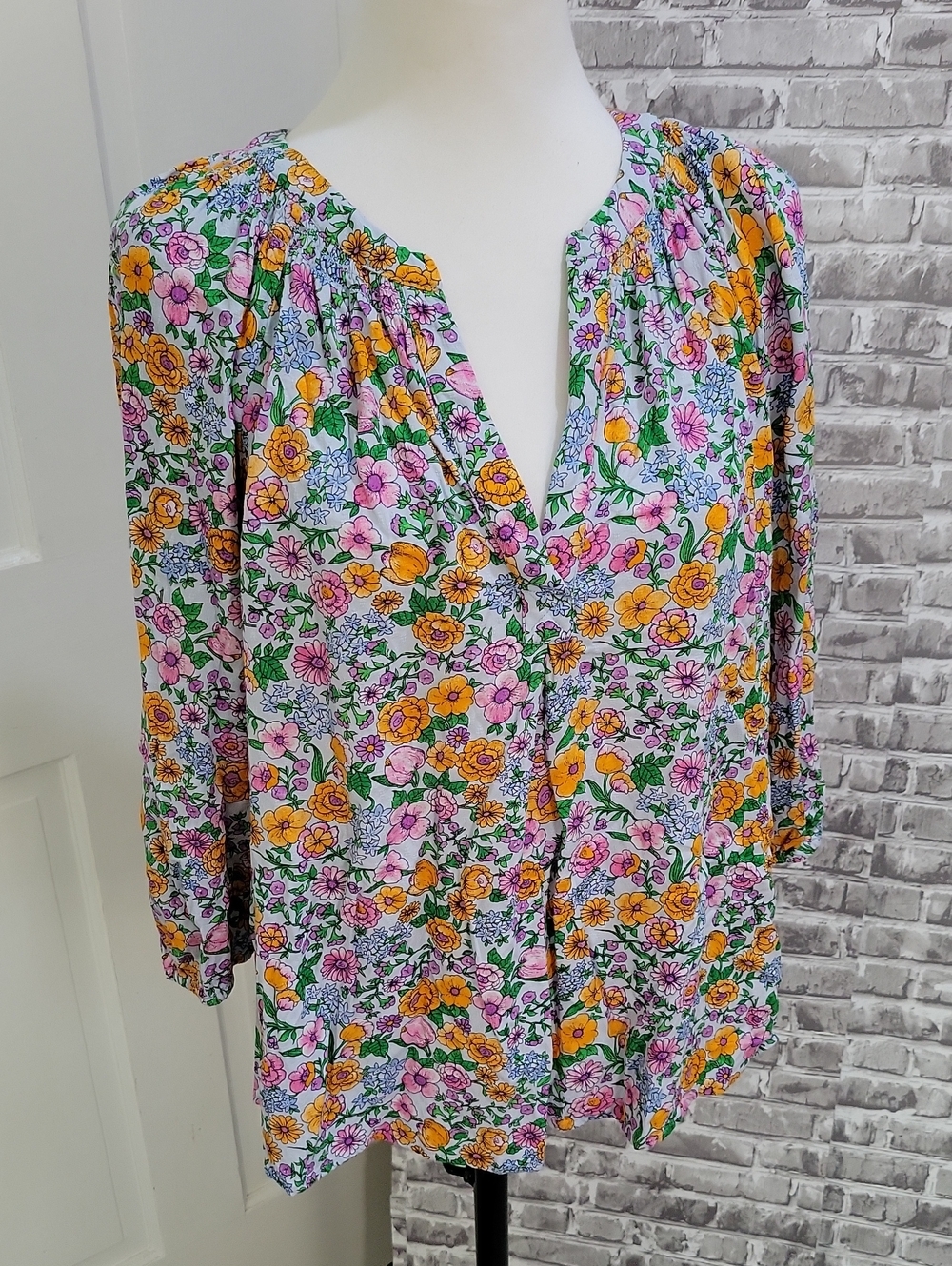 crown & ivy Floral Split V-Neck Peasant Boho Blouse in White Pink & Yellow Sz S